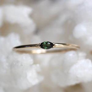 Anillo de oro de 14 quilates con turmalina verde, anillo &quot;Wink&quot;, anillo apilable, delicado, anillo midi, anillo de promesa de 10 quilates, piedra de doble punta, piedra verde