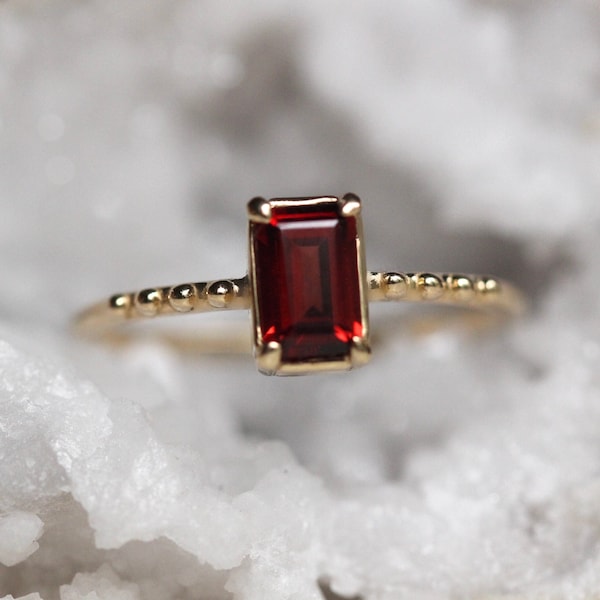 14K Gold Granat Smaragd Ring, Perlenring, Schritt Schnittstein, Januar Birthstone, Roter Stein Ring, verzierte Band, vier Zinken, solides Gold