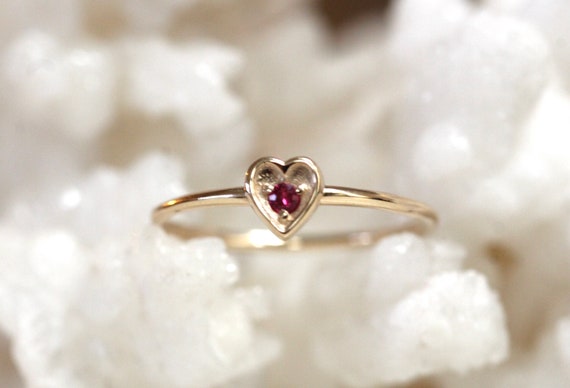 14K Yellow Gold Synthetic Red Stone Ring | Shin Brothers Jewelers Inc.