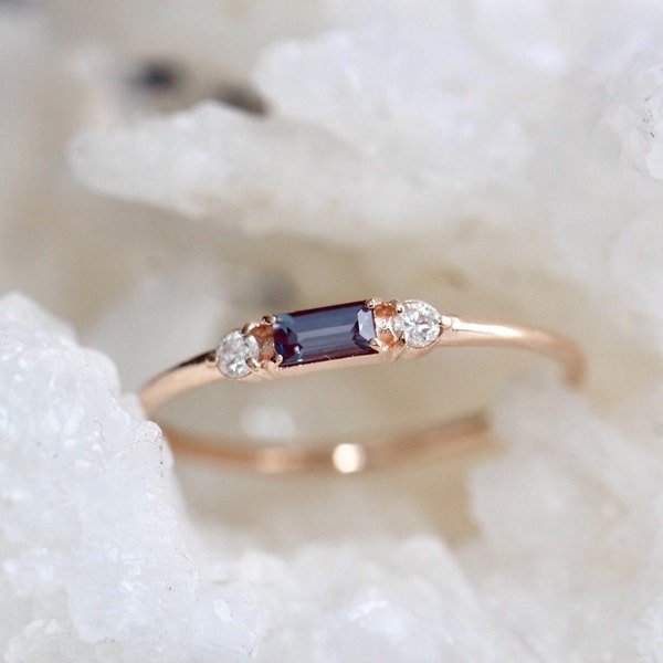 14K アレキサンドライト バゲット リング、スリーストーン リング、スタッキング リング、長方形の石、アレキサンドライト ダイヤモンド リング、サイド ダイヤモンド付きバゲット、