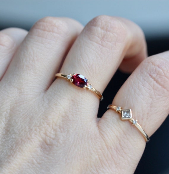 0.48 Carat ctw 14k Gold Oval Red Garnet & Diamond Accent Anniversary Fashion Ring 0.48 Carat ctw 14k Gold Oval Red Garnet & Diamond Accent Anniversary Fashion Ring