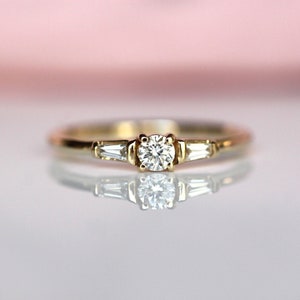 14K guld diamant baguette ring, "arv" ring, förlovningsring, nätt förlovningsring, tre stenars ring, vintageinspirerad ring, minimalistisk