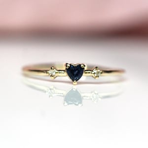 Anillo de corazón de zafiro de 14 quilates, anillo de tres piedras, piedra natal de septiembre, anillo de piedras preciosas de 10 quilates, anillo de piedra azul, anillo de corazón pequeño, apilable, diamante