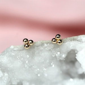 Solide 14K Gold Ohrstecker, Dreieck Ohrstecker, drei Punkt Ohrstecker, echtes Gold, Perlen Ohrstecker, Punkt Ohrstecker, Dreifach Punkt Ohrstecker, massiv Gold, Perlen Ohrstecker