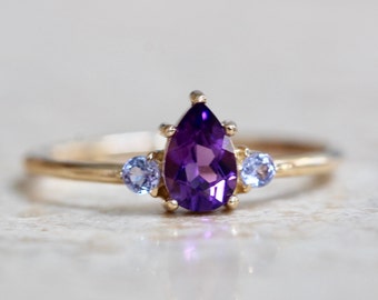 14K Gold Amethyst Tanzanite Pear Ring, Three Stone Ring, Pear Amethyst with Side Stones, Solid Gold, Shades of Purple, Tear Shape, Drop