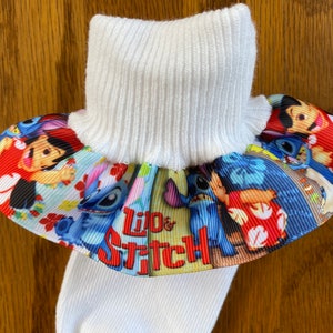 Stitch ribbon ruffled socks