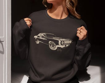 Könnte beinhalten: Dunkelgraues Sweatshirt mit einer cremefarbenen Illustration eines Oldtimers. Das Autodesign ist detailliert, mit sichtbaren Rädern, Scheinwerfern und Karosserielinien. Das Sweatshirt hat einen klassischen Rundhalsausschnitt und ist für den Freizeitgebrauch geeignet.