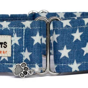 Puede incluir: Un collar para perro azul y blanco con estampado de estrellas, hebilla plateada y un dije de pata. El collar tiene el texto "Noddy Sweets Handmade Petgear" en una etiqueta.