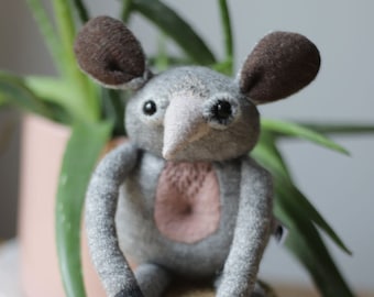 Muta | mutant ELEONORE with magnetic paws | wool design toy wild animal creature, embroidery soft plushie