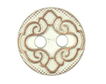 Puede incluir: Botón blanco con un diseño de dos agujeros y un patrón decorativo de color cobre.