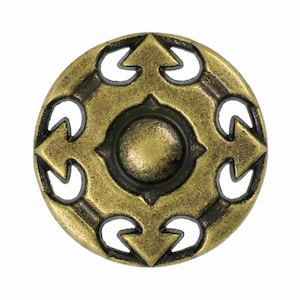 Könnte beinhalten: Ein goldfarbener Metallknopf mit einem dekorativen Design aus Pfeilen, die in vier Richtungen zeigen. Der Knopf hat eine erhabene Mitte und eine glatte, polierte Oberfläche.