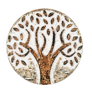 Puede incluir: Un adorno redondo de cerámica blanca con un diseño de árbol marrón. El árbol tiene un tronco grueso y muchas ramas con hojas.