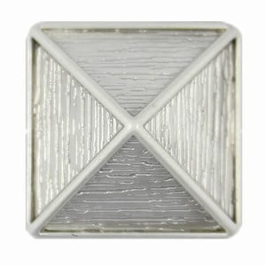 Puede incluir: Un objeto blanco en forma de pirámide con una superficie texturizada. El objeto tiene una base cuadrada y una punta puntiaguda.