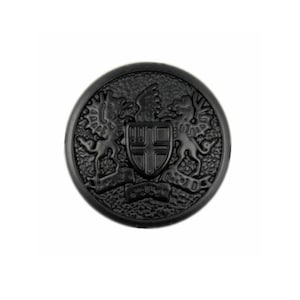 Puede incluir: Botón de metal negro con un diseño en relieve que presenta un escudo de armas con dos leones y un escudo. El escudo tiene una cruz con cuatro cuadrados en su interior. El texto "Dieu et mon Droit" está escrito alrededor del escudo.