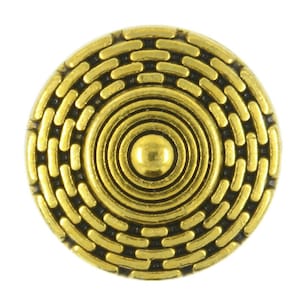 Könnte beinhalten: Ein goldfarbener Metallknopf mit konzentrischem Kreisdesign. Der Knopf hat eine erhabene Mitte und einen strukturierten Außenrand.