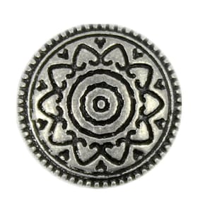 Puede incluir: Botón de metal plateado con un diseño circular negro que presenta un patrón de círculos concéntricos y un borde decorativo.