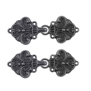 2 paren Fleur De Lis mantel Clasp haak en oog Vintage zwarte bevestigingsmiddelen. 70 mm x 26 mm Fastened.