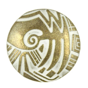 Puede incluir: Botón redondo de latón antiguo con un diseño geométrico blanco. El botón presenta una espiral y formas angulares, creando un elemento decorativo texturizado. Ideal para coser, manualidades o para añadir un toque único a las prendas.