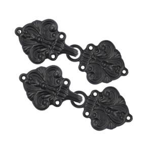 フルール・ド・リス クローク留め金フックとアイ マットブラック留め具 2 組。留め具サイズ 70 mm x 26 mm。