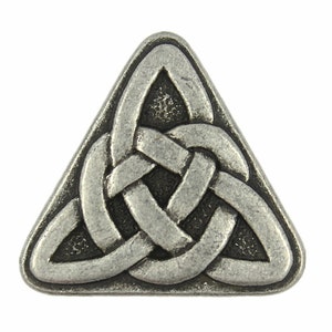 Puede incluir: Un colgante triangular plateado con un diseño de nudo celta.