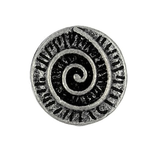 Op de afbeelding: Een zilverkleurige metalen knoop met een zwart spiraalontwerp. De knoop heeft een getextureerd oppervlak en een verhoogde rand.