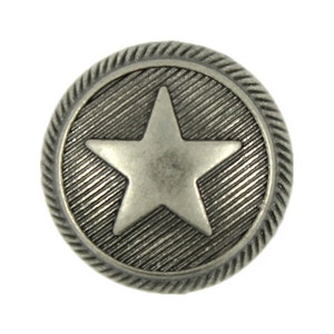 Pode incluir: Um botão de metal prateado com um design de estrela em relevo. O botão tem uma borda de corda.