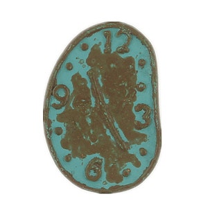 Puede incluir: Un reloj de cerámica de color azul turquesa y marrón con números romanos, en forma de reloj derretido.