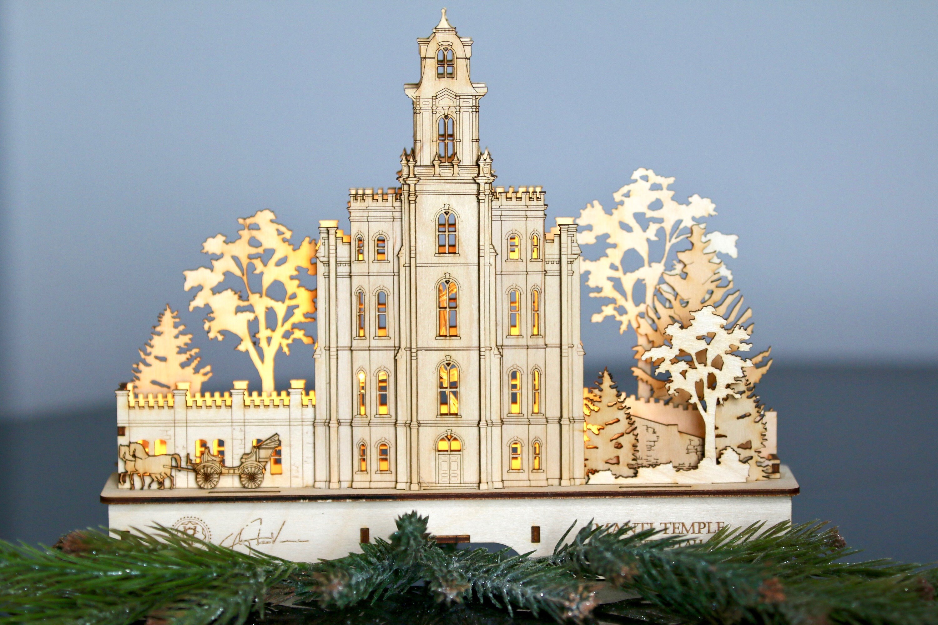Manti Temple Folk Art/ Small with lights Natural Schwibbogen