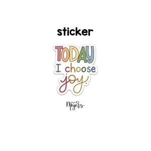 Op de afbeelding: Een witte sticker met de tekst "TODAY I choose joy" in een kleurrijk, handgeschreven lettertype. Het woord "sticker" staat in het zwart boven de tekst. De sticker heeft een witte rand en een kleine handtekening onderaan.