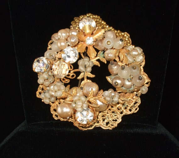 Vintage unsigned pin/brooch, seed pearls, faux pe… - image 1