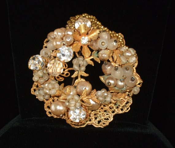 Vintage unsigned pin/brooch, seed pearls, faux pe… - image 2