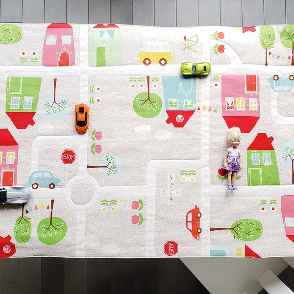 Town Road Play Mat - Fold Up Travel Road Activity - Fabric Toy Carrier for Small Toy Cars & Dolls - Child's Personalised Gift - Girl's Quilt