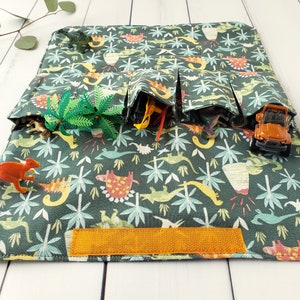 Suporte para carrinho de brinquedo - Tapete de brincar com dinossauros - Carteira de tecido para carrinhos pequenos - Presente personalizado - Atividade de viagem - Brincadeira de faz de conta de silêncio