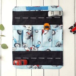 Porte-bébé pour petite voiture - Portefeuille en tissu pour petites voitures - Tracteurs bleus - Pack d'activités de voyage pliable - Tapis de jeu sur la route - Cadeau personnalisé pour garçon