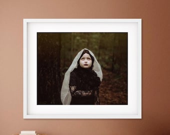 Impression d'art gothique fille hantée, photographie d'art fantasmagorique