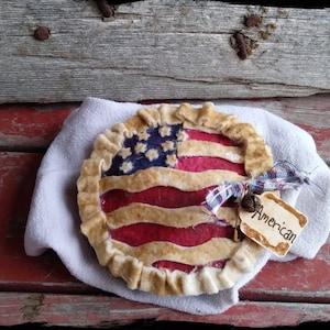 Fabriqué sur commande - décoration primitive American Pie, tarte drapeau, fausses tartes miniatures, décor de plateau à plusieurs niveaux patriotique americana