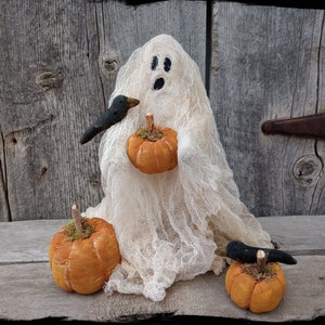 Fabriqué sur commande - décoration d'Halloween fantôme primitive, poupée fantôme citrouille avec corbeaux, gardienne d'étagère fantôme
