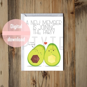 Op de afbeelding: Een witte kaart met de tekst "Een nieuw lid komt naar het feest" en een cartoonillustratie van twee avocado's met gezichten. De avocado links heeft een bruine pit met een 20 erop. De avocado rechts heeft een gele pit. De tekst "Ik heb zijn pit genomen!" staat onder de avocado's.