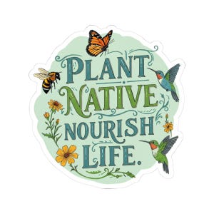 Puede incluir: Una pegatina verde y blanca con una mariposa, abejas y colibríes. La pegatina dice "Planta Nativo Nutre la Vida."