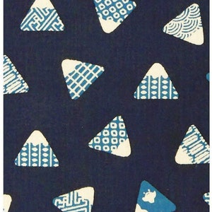 Puede incluir: Tela azul marino con un patr&oacute;n repetitivo de tri&aacute;ngulos con puntas blancas en varios dise&ntilde;os azules. Los tri&aacute;ngulos tienen patrones geom&eacute;tricos y ondulados, creando una apariencia texturizada. El dise&ntilde;o recuerda al arte japon&eacute;s.