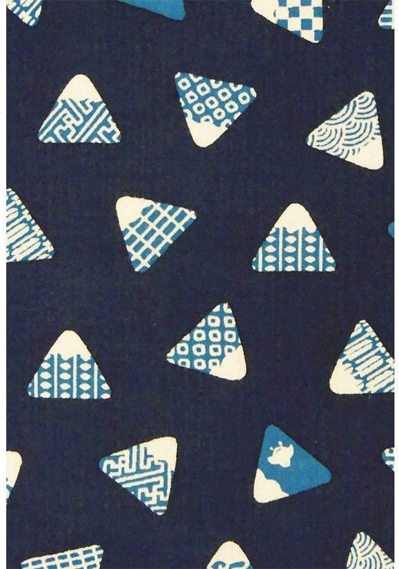 Puede incluir: Tela azul marino con un patr&oacute;n repetitivo de tri&aacute;ngulos con puntas blancas en varios dise&ntilde;os azules. Los tri&aacute;ngulos tienen patrones geom&eacute;tricos y ondulados, creando una apariencia texturizada. El dise&ntilde;o recuerda al arte japon&eacute;s.