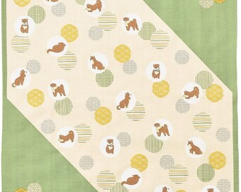 Puede incluir: Una tela verde y crema con un patrón repetido de perros marrones en círculos. Los círculos tienen diferentes patrones, incluyendo rayas, puntos y diseños geométricos. La tela tiene una textura sutil.