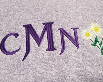 Personalized Bath Towel: A Perfect Gift with Monogram Elegance