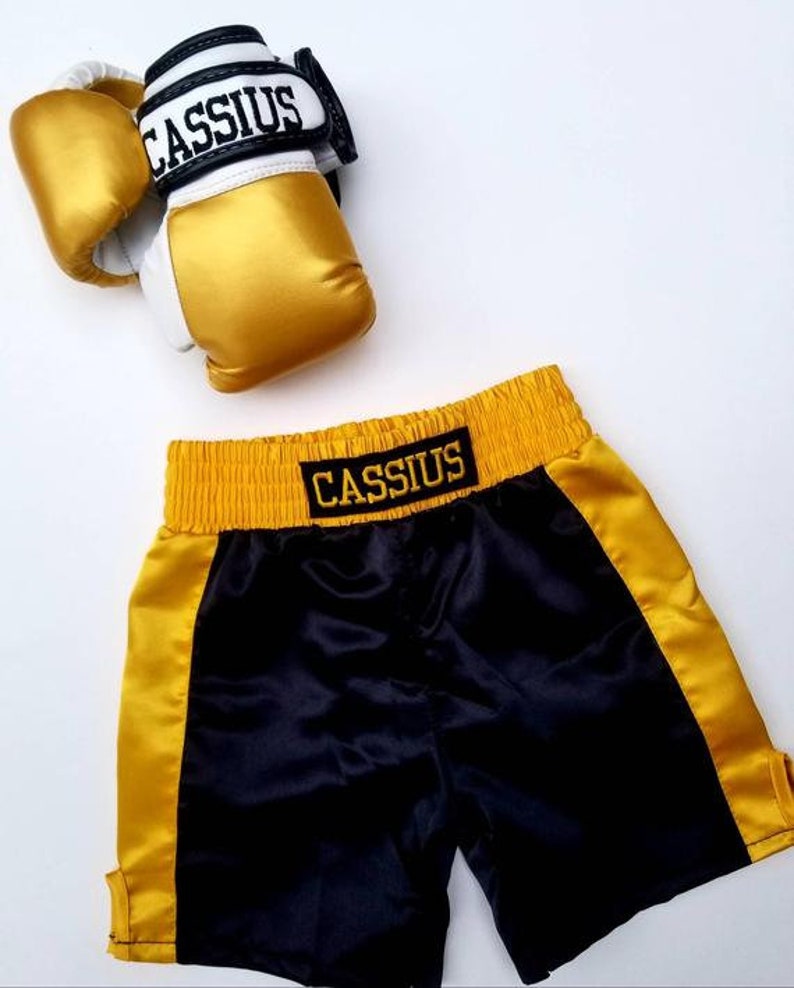 Conjunto personalizado de guantes y pantalones cortos de boxeo para bebé imagen 2