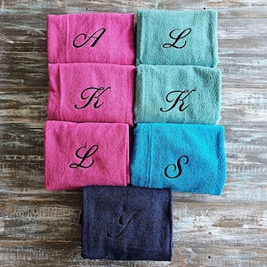 1文字の刺繍入り特大フード付きタオル