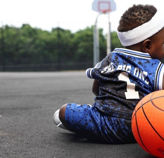 Baloncesto infantil personalizado: conjunto de camiseta y pantalón