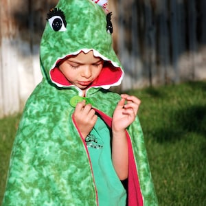 Mädchen Dinosaurier Umhang, Dinosaurier Wintermantel, Dinosaurier Poncho, Anzieh, Halloween Kostüm, Cover Up
