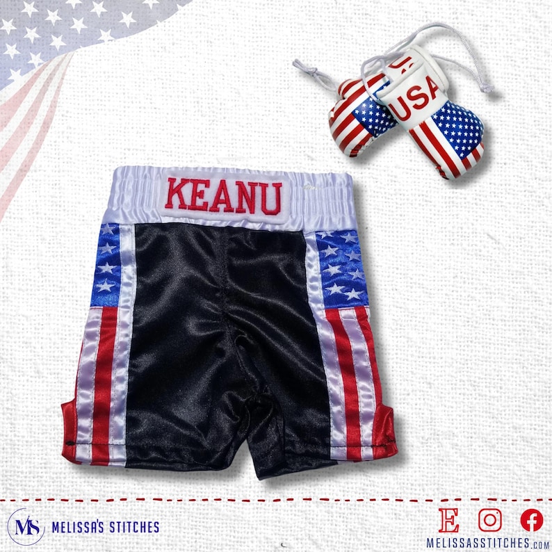 K&ouml;nnte beinhalten: Schwarze Satin-Boxershorts mit rot-wei&szlig;-blauen Streifen der amerikanischen Flagge. Die Shorts haben einen wei&szlig;en Bund mit dem Namen "KEANU" in rot gestickt.
