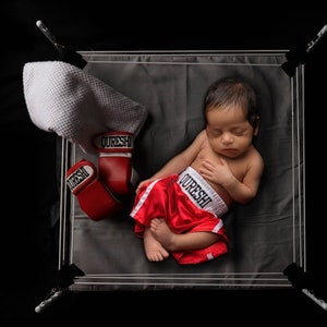 Conjunto personalizado de guantes y pantalones cortos de boxeo para bebé imagen 1
