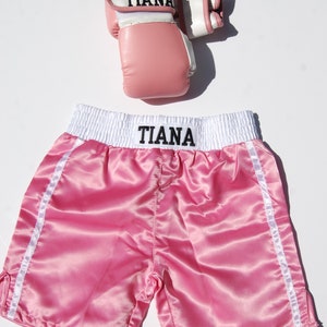 Conjunto personalizado de guantes y pantalones cortos de boxeo para bebé imagen 5
